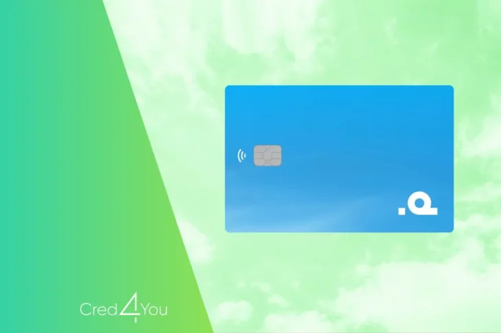 Cartão de crédito Pan azul-claro com chip e tecnologia de aproximação, sobre fundo claro com nuvens e logo Cred4You.