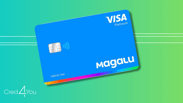 Cartão de crédito Magalu azul com chip, pagamento por aproximação e logo Visa Platinum, sobre fundo verde e azul com marca Cred4You.