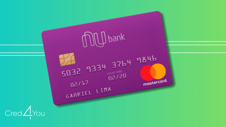 Cartão de crédito roxo Nubank com chip e bandeira Mastercard em fundo degradê verde-azulado.