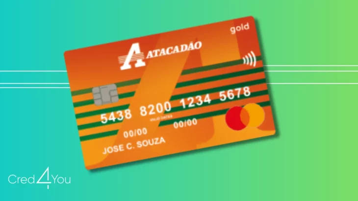 Cartão de crédito Atacadão Gold laranja com listras verdes, chip e logo Mastercard.