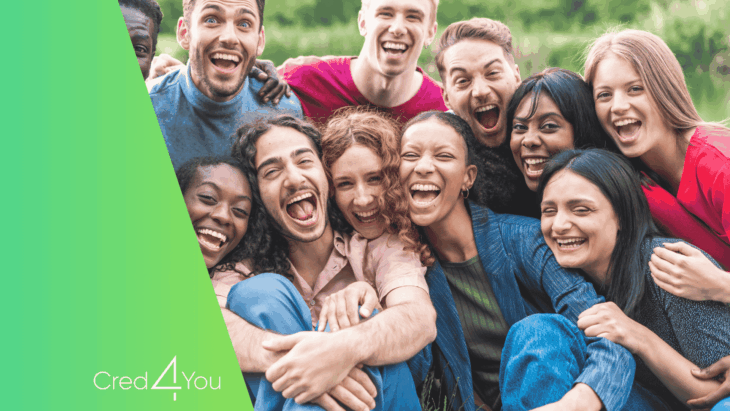 Grupo de jovens sorrindo e abraçados ao ar livre, representando experiências proporcionadas pelo programa Smiles Fidelidade, com logotipo Cred4You à esquerda.