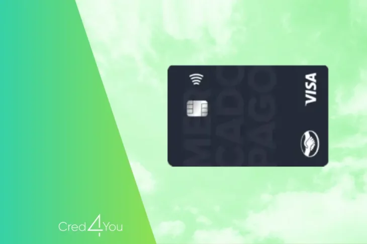 Cartão de crédito Mercado Pago Visa preto com chip e pagamento por aproximação, sobre fundo verde com nuvens e logo Cred4You no canto inferior esquerdo.