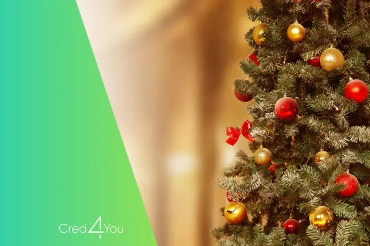 Árvore de Natal decorada com bolas vermelhas e douradas, com fundo dourado e logotipo Cred4You à esquerda.