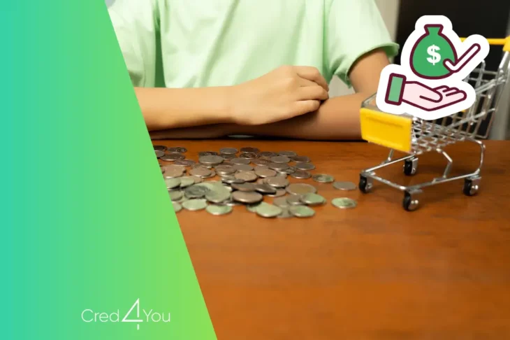 Pessoa diante de moedas e carrinho de compras com ícone de economia, representando o uso de pontos para economizar, com logotipo Cred4You à esquerda