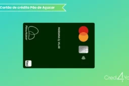 Cartão Pão de Açúcar na cor verde-escuro com chip, símbolo de pagamento por aproximação e logotipo do banco Itaú. O nome “Mariana Q. Vilar” está impresso no centro do cartão. Ao fundo, céu esverdeado suave e, no canto esquerdo, logotipo da Cred4You.