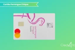 Cartão de crédito branco com ilustração de flamingo rosa e a inscrição “Perrengue Chique Bank”, sobre fundo verde degradê com linhas brancas. Logotipo da Cred4You aparece no canto inferior esquerdo.