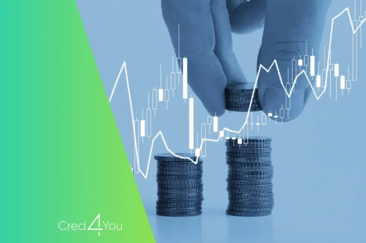 Mãos empilhando moedas com gráfico financeiro sobreposto, representando o início da jornada para começar a investir, com logotipo Cred4You à esquerda.
