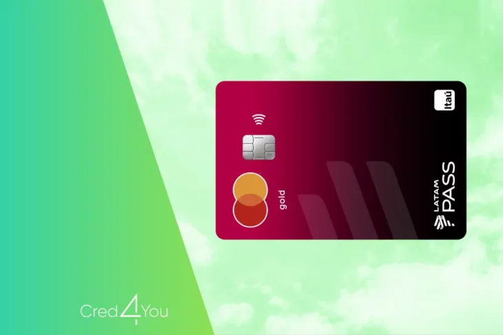 Cartão LATAM Pass Itaú Gold com chip, tecnologia contactless e logotipos do Mastercard, LATAM Pass e Itaú, em fundo degradê vinho e preto, com o logotipo Cred4You no canto inferior esquerdo, sobre nuvens verdes.