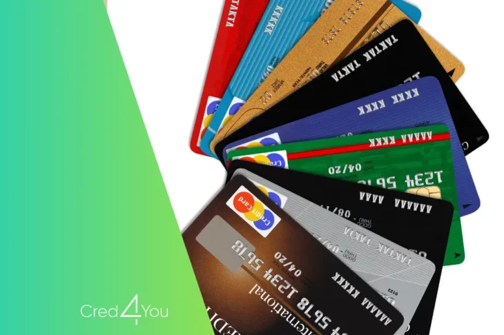 Vários cartões de crédito coloridos em leque, representando os 5 melhores cartões sem anuidade.