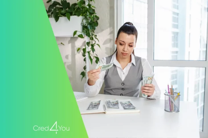 Mulher contando dinheiro com expressão séria, representando como lidar com salário baixo através do planejamento.