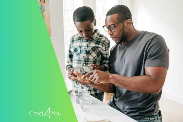 Pai ensinando filho a lidar com dinheiro, representando lições sobre dinheiro na infância.