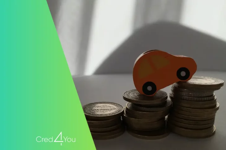 Carrinho de madeira sobre pilhas de moedas, representando o impacto financeiro e a importância do parcelamento IPVA.