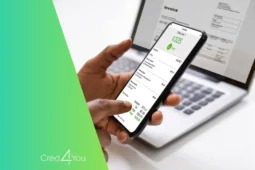 Pessoa usando celular com app de banco aberto, ilustrando o uso do Pix internacional para transferências digitais.