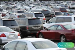 Estacionamento lotado com diversos veículos à venda em leilão de carros.