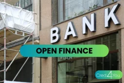 Fachada de banco com a expressão Open Finance em destaque, ilustrando a modernização do sistema bancário por meio da integração e compartilhamento de dados financeiros.