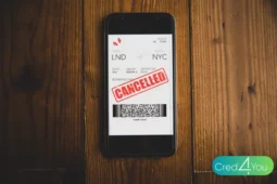 Celular exibindo bilhete eletrônico com aviso de cancelamento de passagem