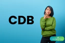 Mulher pensativa olhando para a palavra CDB, refletindo sobre como investir e dividir as contas do casal com segurança financeira.