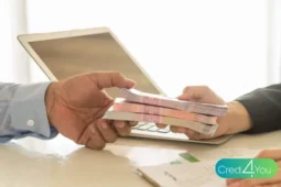 Pessoa recebendo dinheiro em negociação de empréstimo para negativado