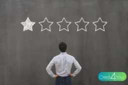 Pessoa olhando para avaliação negativa — nome está sujo no mercado