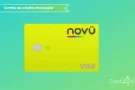 Cartão Novücard amarelo com bandeira Visa sobre fundo verde degradê.
