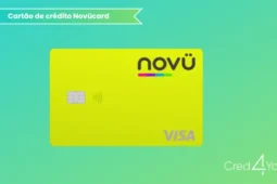 Cartão Novücard amarelo com bandeira Visa sobre fundo verde degradê.