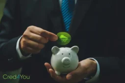 Sparschwein mit grünem Blatt als Symbol für nachhaltige Investments.