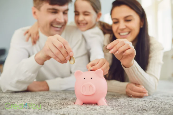 Familie steckt Münzen in Sparschwein, Symbol für gemeinsames Geld sparen.