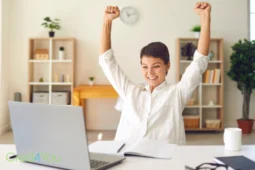 Frau jubelt vor Laptop nach Erfolg mit Dividendenaktien Deutschland.