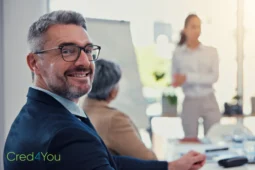 Geschäftsmann in einem Meeting lächelt – Symbol für Investitionen in Start-ups und die Chancen von Risikokapital.