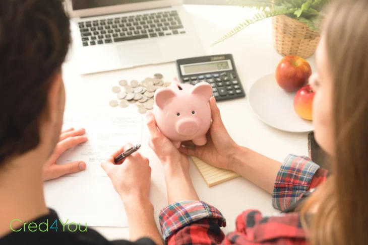 Paar plant Finanzen mit Sparschwein und Taschenrechner, Symbol für Haushaltsbudget.