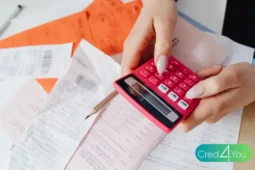 Inkasso, Hände benutzen einen Taschenrechner und prüfen Belege und Rechnungen.